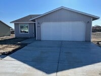 Building Photo - 4 Bedroom Home in Park Orchard Neighborhood