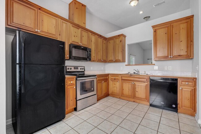 Building Photo - 944 Saddle Creek Run