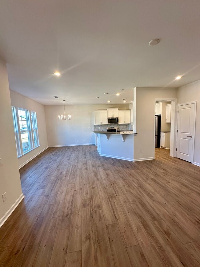 Building Photo - Beautiful 3BR/2.5BA Townhouse in Odell Corners