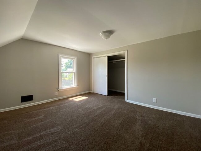 Building Photo - Three bedroom, one bathroom, single home i...