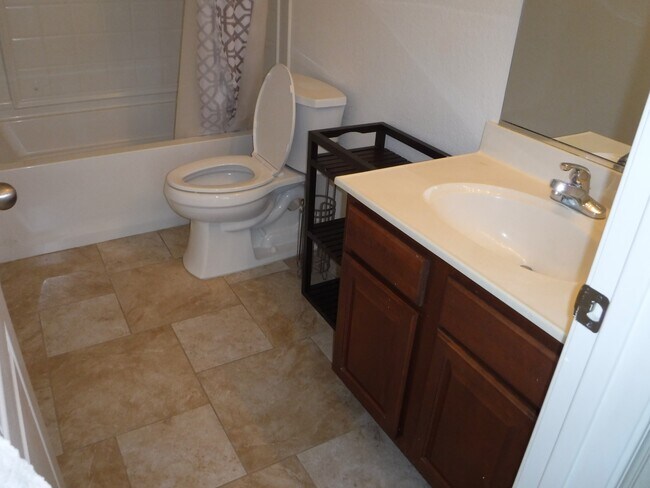 Building Photo - 1257 Kensington Dr