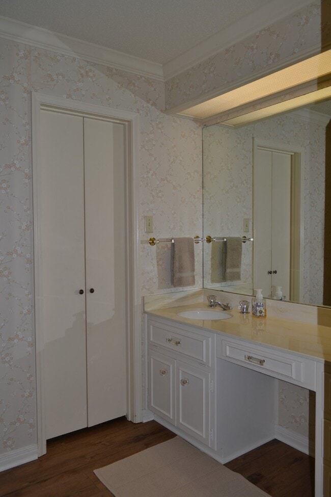 Building Photo - ***$600 OFF FIRST FULL MONTH'S RENT IF APP...