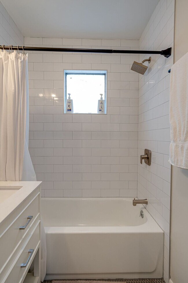 Building Photo - 801 Hillview Heights