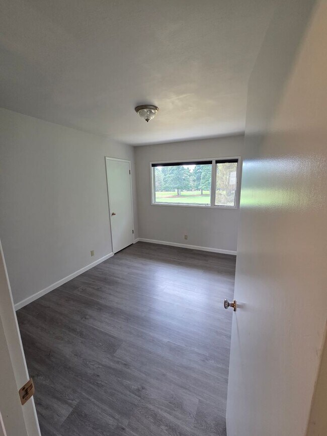 Building Photo - 4 Bed 2 Bath Golf Course Living