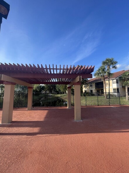 Building Photo - 5661 Riverside Dr