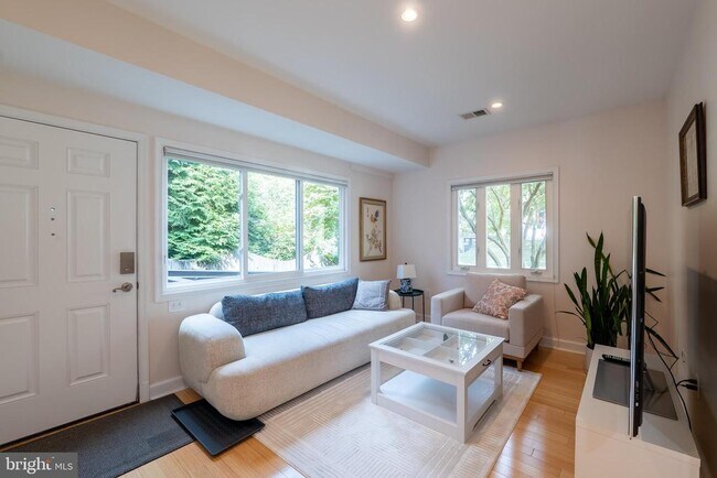 Building Photo - 4614 ROXBURY Dr