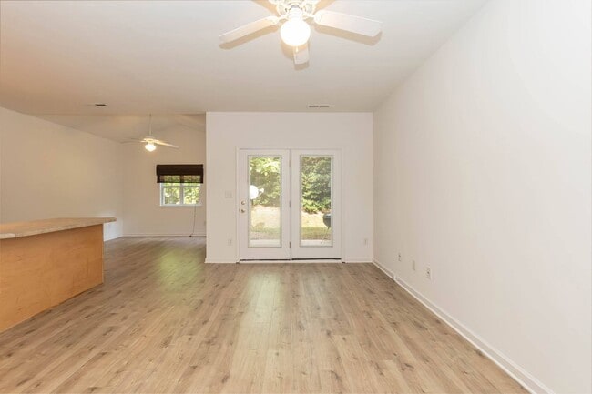 Building Photo - Three Bedroom Home!