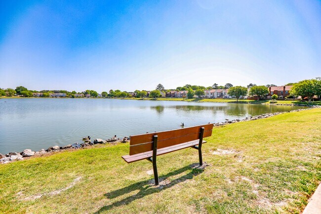 Building Photo - "Charming Kempsville Lake Townhome – Great Amenities & Location!"