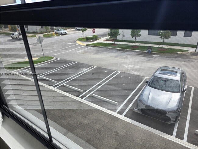 Building Photo - 261 NE 16th St