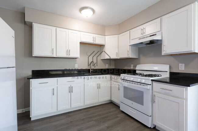 Building Photo - 892 N Meadows Ct