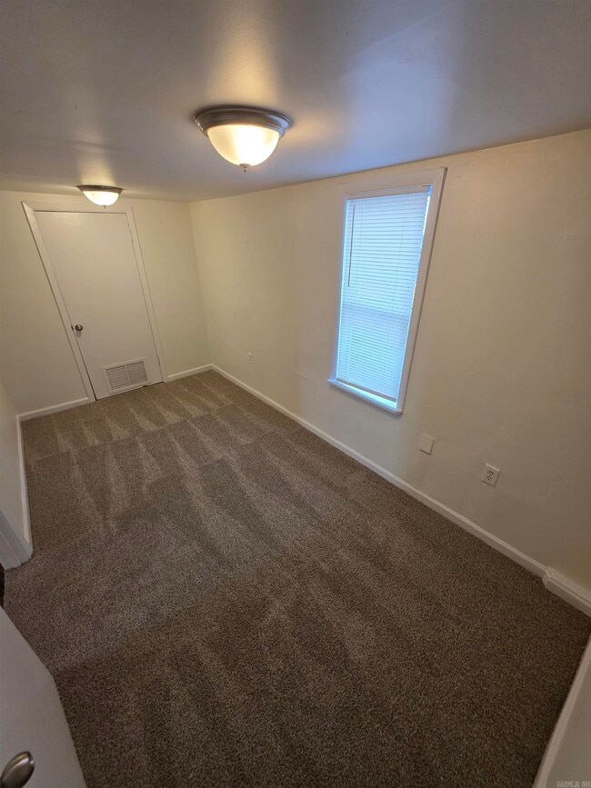 Building Photo - 916 N Poplar St