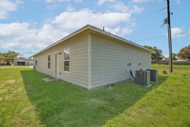 Building Photo - 205 N Bay