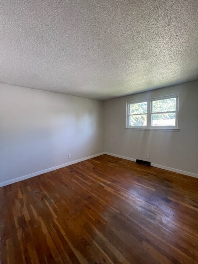Building Photo - Modern 4-Bedroom Gem in East Columbus with...