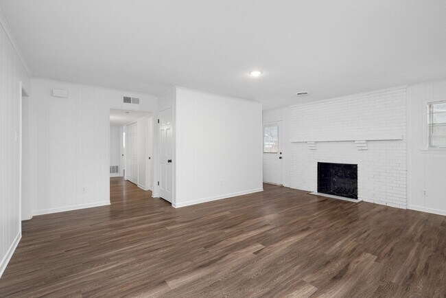 Building Photo - 5 bedroom 3 bath in Covington recently renovated just off the town square