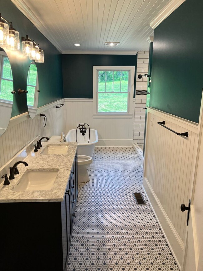 Building Photo - "Character Revived" Etowah Home and Guest ...