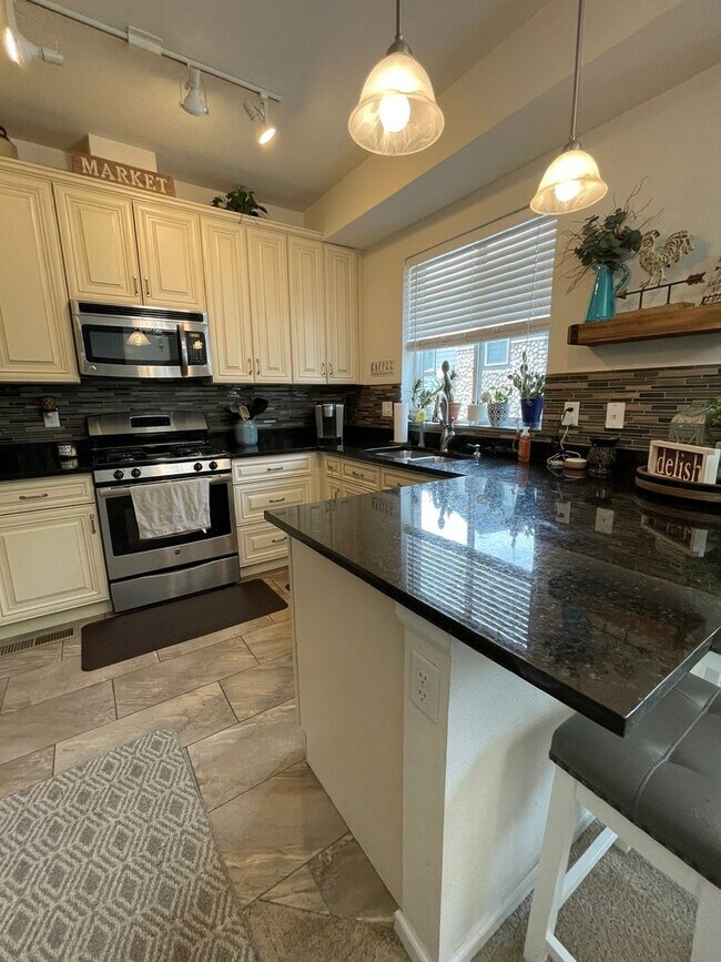 Building Photo - Gorgeous 3 Bed / 2.5 Bath Townhome, 1 Car ...