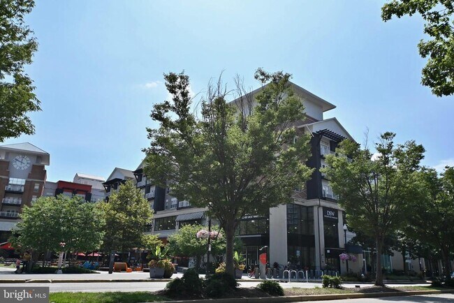 Building Photo - 1101 S Arlington Ridge Rd