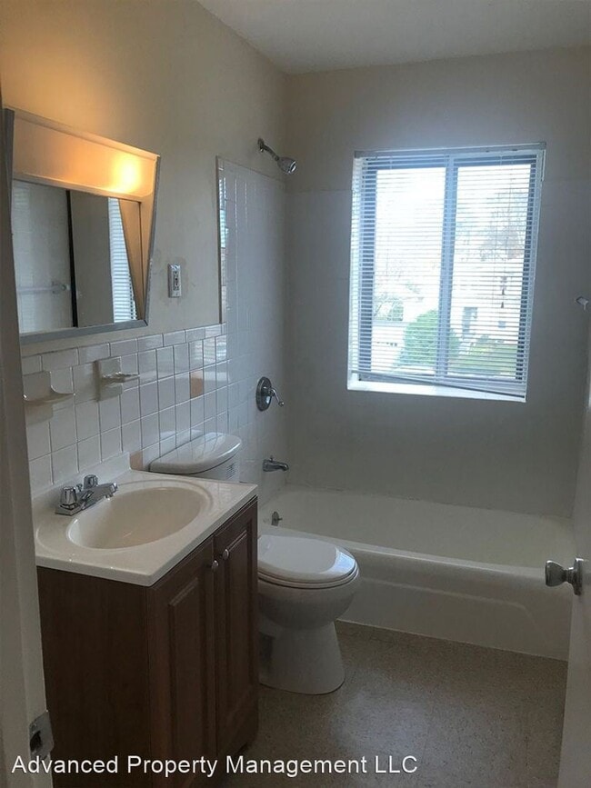 Building Photo - 1045 River St