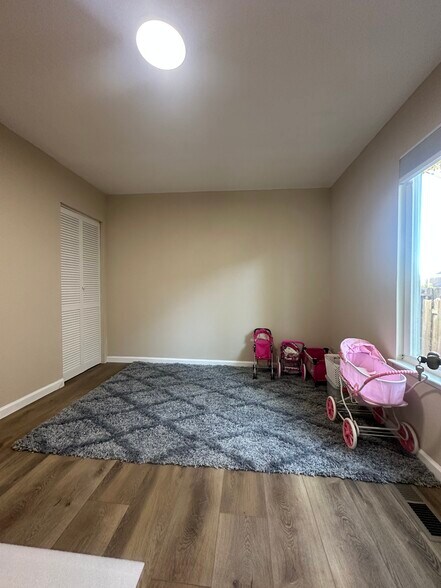 Building Photo - 1465 Madrone Way