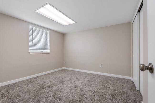 Building Photo - Spacious 5-bed, 2.5-bath home available in...