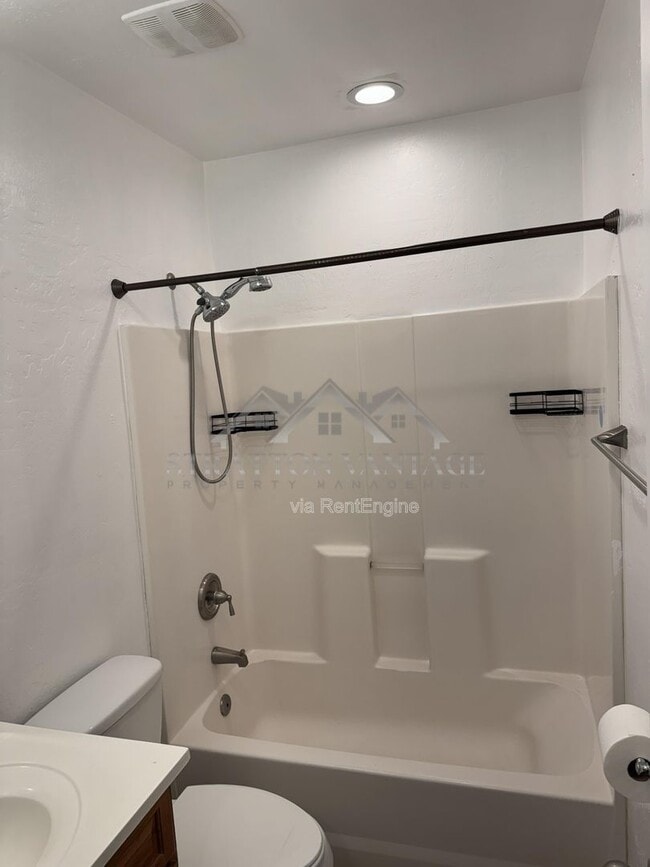 Building Photo - 448 N Lesueur