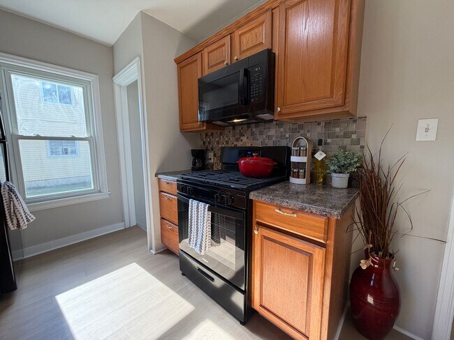 Building Photo - Remodeled 3 bed, 1 bath home for rent in E...