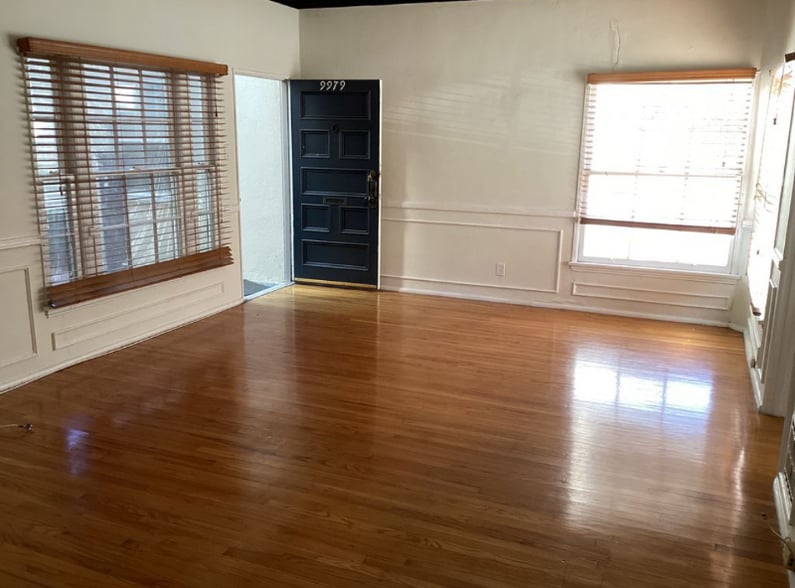 Building Photo - 9979 Robbins Dr