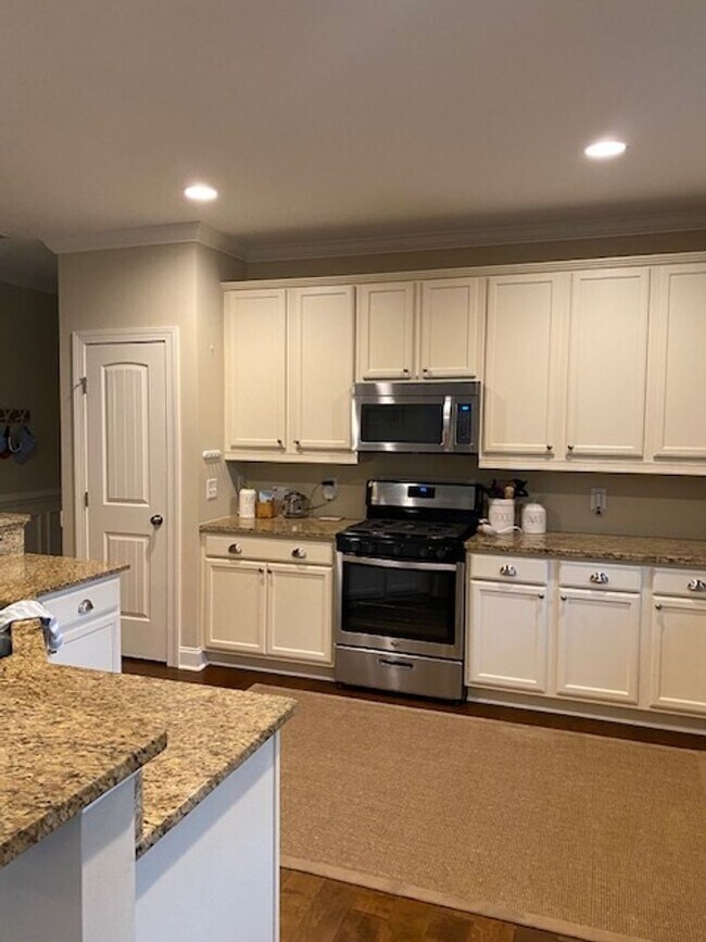 Building Photo - Amazing Furnished Town Home in Brunswick F...