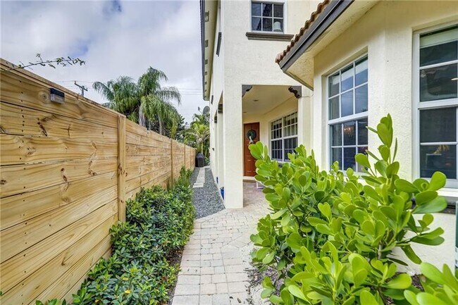 Building Photo - 1109 NE 16th Ave