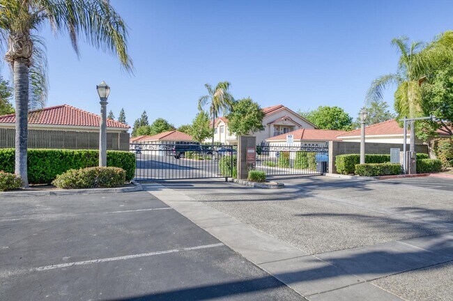 Building Photo - 1542 E Alluvial Ave