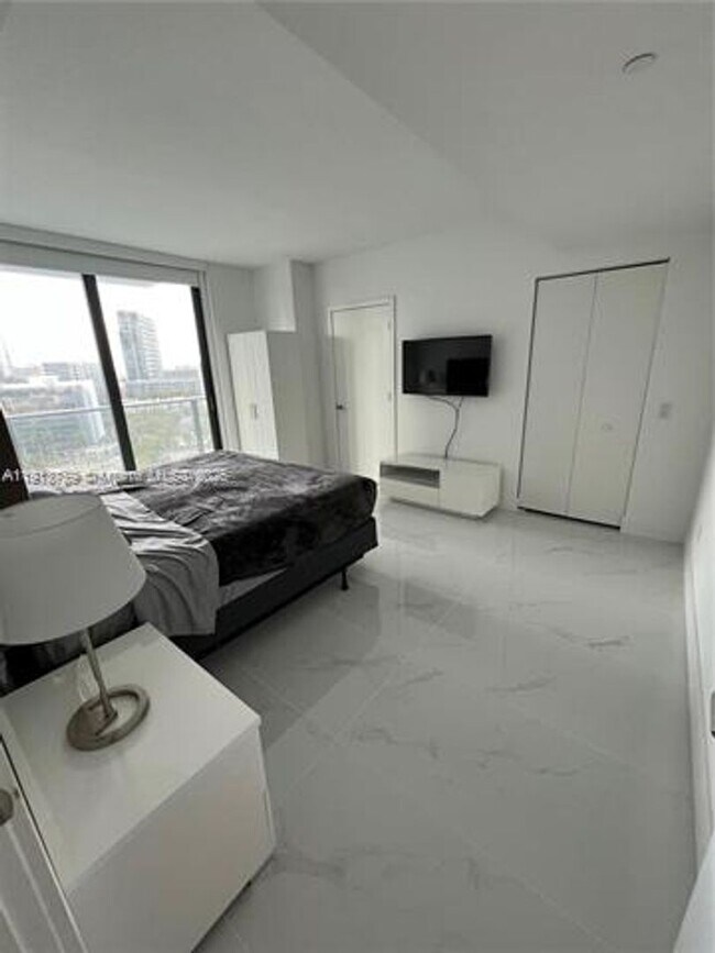 Building Photo - 501 NE 31st St