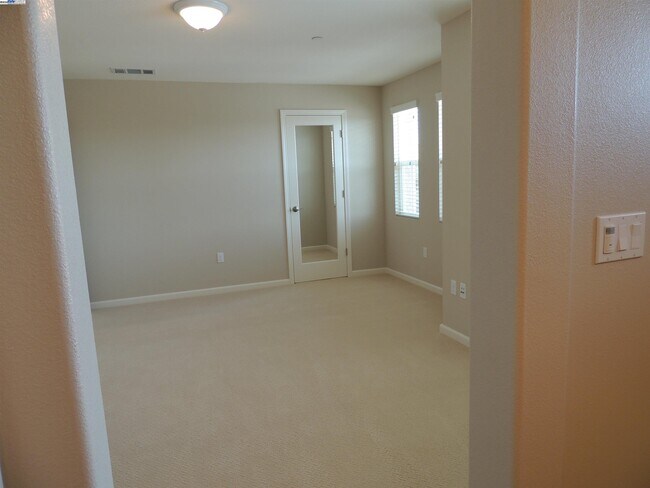 Building Photo - 118 Selby Lane