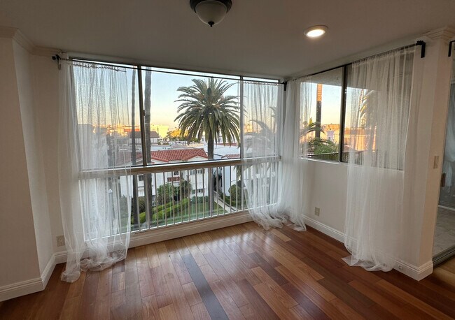 Primary Photo - 137 S Palm Dr