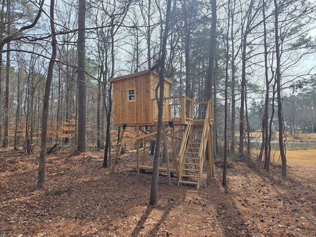 Building Photo - Private 4 bed 3 bath home located in Marietta on 4.5 acres