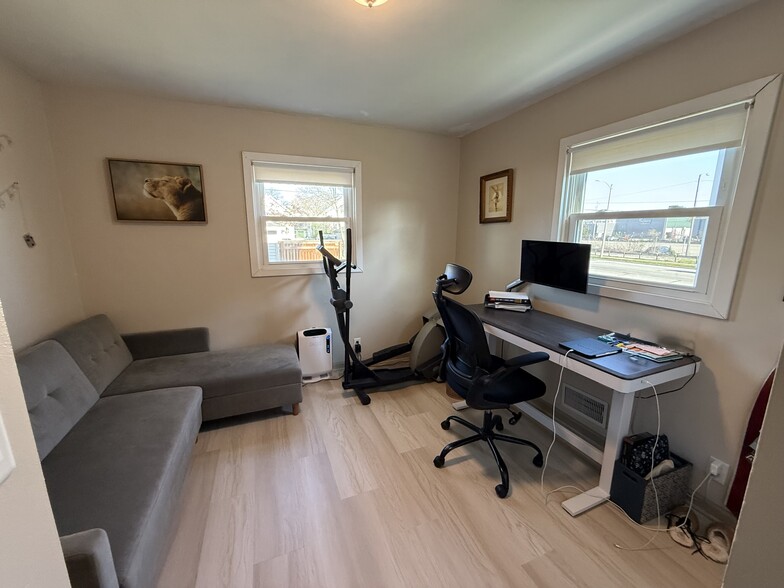 Building Photo - 536 S 74th St