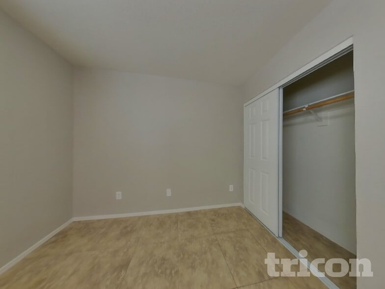 Building Photo - 2283 E Palm Beach Dr