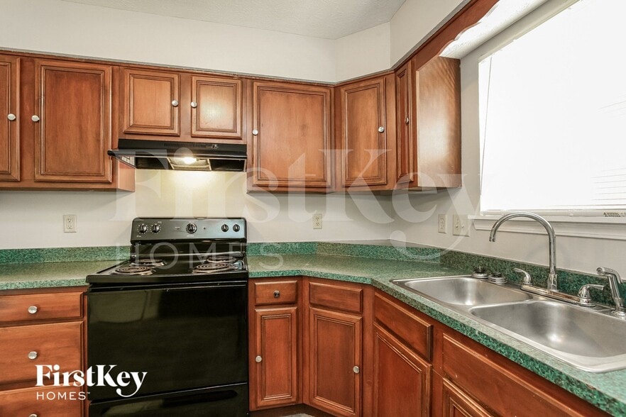 Building Photo - 6560 Hollingsworth Dr