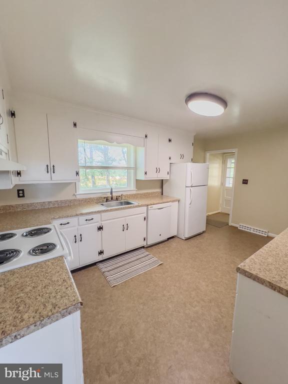 Building Photo - 6470 Rose Hill Dr