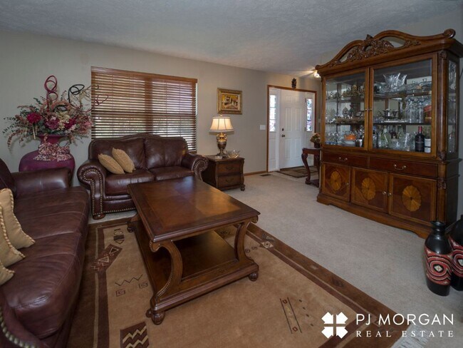 Building Photo - 4 bedroom, 3 bathroom - Available 9/15- Co...