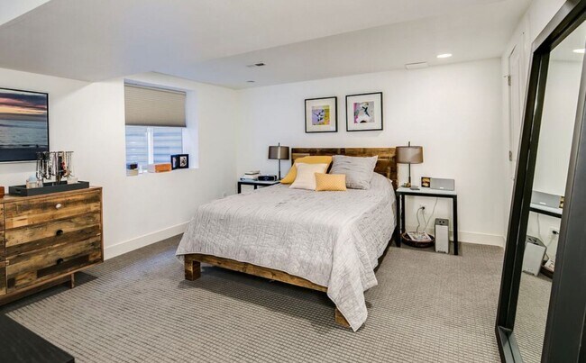 Building Photo - LOHI DUPLEX AVAILABLE IN MARCH