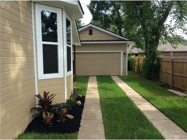 Building Photo - AVAILABLE NOW 4 BEDROOM 2.5 BATH HOME IN A...