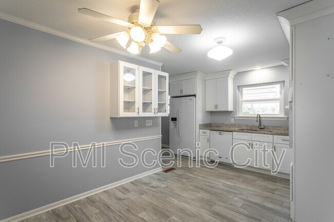 Building Photo - 8140 Holly Crest Dr