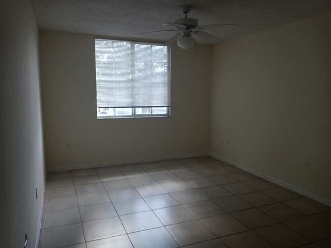 Building Photo - SPACIOUS 2BED/1DEN/2BATH