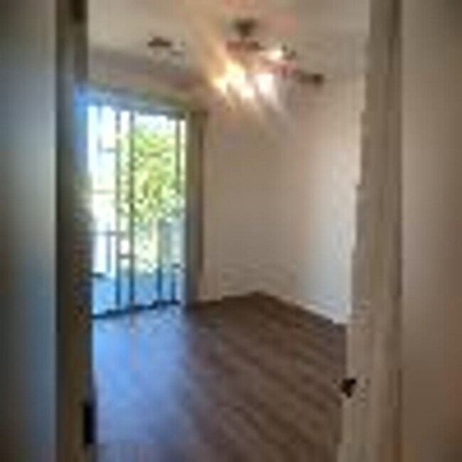 Building Photo - 4 Bedroom, 2 1/2 Bath Available Now!