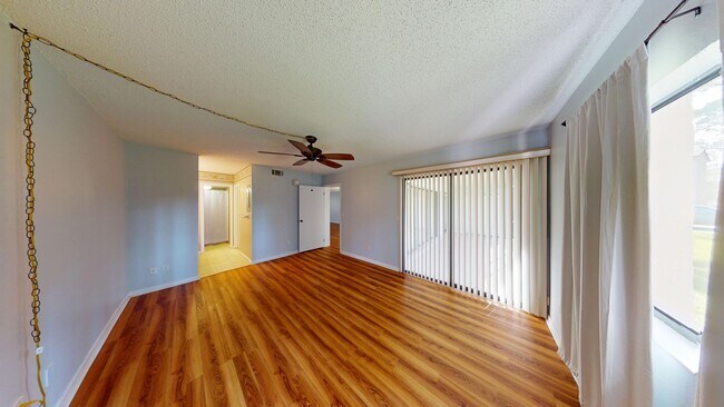 Building Photo - Spacious 2Bed/ 2Bath Condo In Indigo Point - Daytona  *Large Screened In Patio * Water Included *...