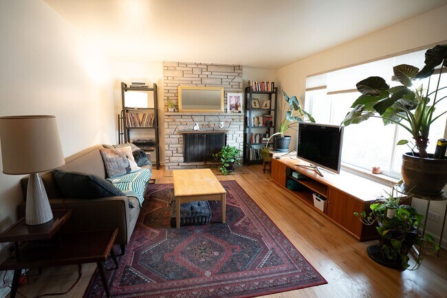 Building Photo - 180 Estes St