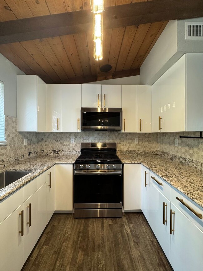Building Photo - Private Renovated Home in Westside Redding