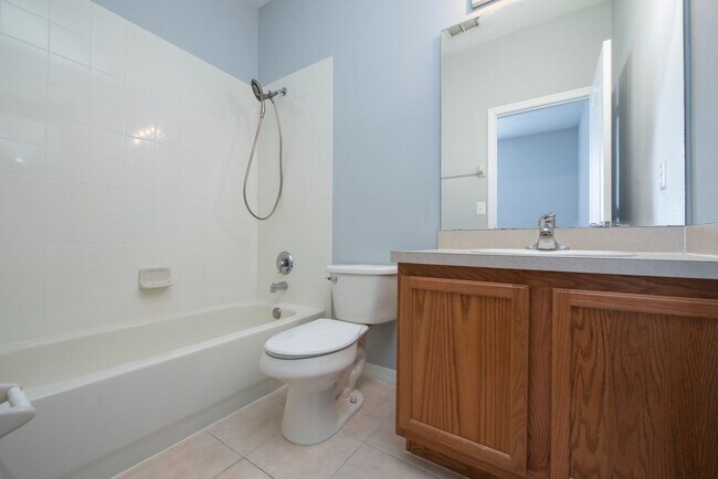 Building Photo - 2 Bedroom /2.5 bathrooms Town House. Just ...
