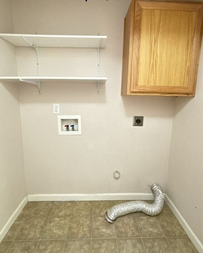 Building Photo - 3Bd/2Ba Single Story Home - Available to View!