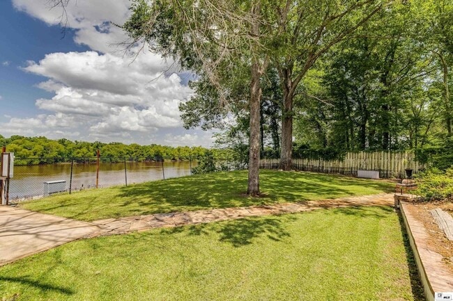 Building Photo - 237 River Oaks Dr